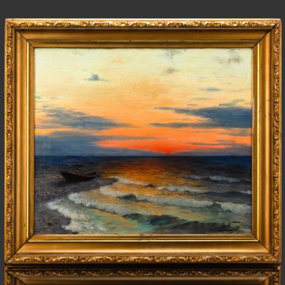 купить Картина "Берег моря на закате" (название условное), изображающая прибрежный пейзаж с лодкой и оформленная в раму с рельефным растительным декором, подпись "Е. Корфъ", холст, масло, дерево, Российская империя, 1905 г.