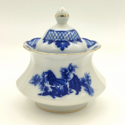 купить Сахарница в сине-белой гамме с изображением глухаря на ветке, фарфор, деколь, золочение, Коростенский фарфоровый завод (КФЗ), Украина, 1997-2005 гг.