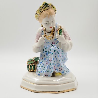 купить Статуэтка "Малахитовая шкатулка" ("Танюшка и тятино подаренье"), скульптор О.М. Богданова, фарфор, роспись, золочение, люстр, Ленинградский завод фарфоровых изделий (ЛЗФИ), СССР, 1956-1967 гг.