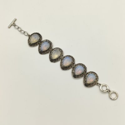 купить Браслет с каплевидными вставками светло-голубого оттенка под лунный камень, металл, композитный материал, Азия, 1990-2015 гг.