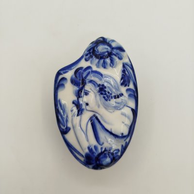 купить Шкатулка фигурной формы, украшенная рельефным изображением девушки с обнажённым плечом и цветочным декором в стиле модерн, фарфор, роспись, Объединение «Гжель», СССР, 1986-2000 гг.