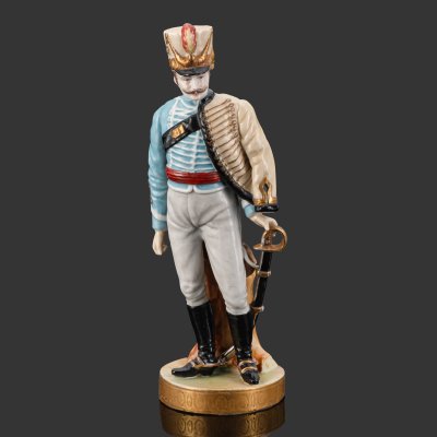 купить Статуэтка "Гусар" на круглом основании, фарфор, роспись, золочение, Западная Европа, 1950-1980 гг.