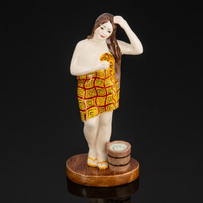купить [подписная] Статуэтка "После бани", автор росписи Р.И. Холомкина, Конаковский фаянсовый завод, фаянс, роспись, Российская Федерация, 2010-2020 гг.