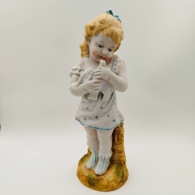 купить Статуэтка "Девочка с голубкой", фарфор, роспись, Европа, 1970-1990 гг.