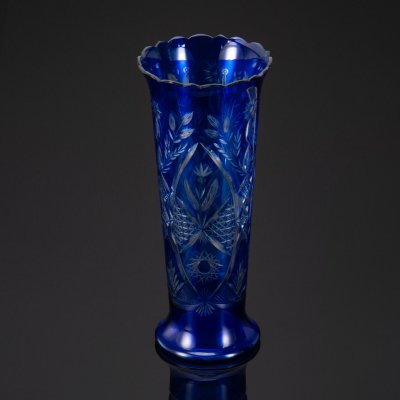 купить Ваза кобальтового оттенка со звездчато-растительным декором и волнистым краем, завод "Красный май" (предположительно), цветное стекло, алмазная грань, СССР, 1950-1970 гг.