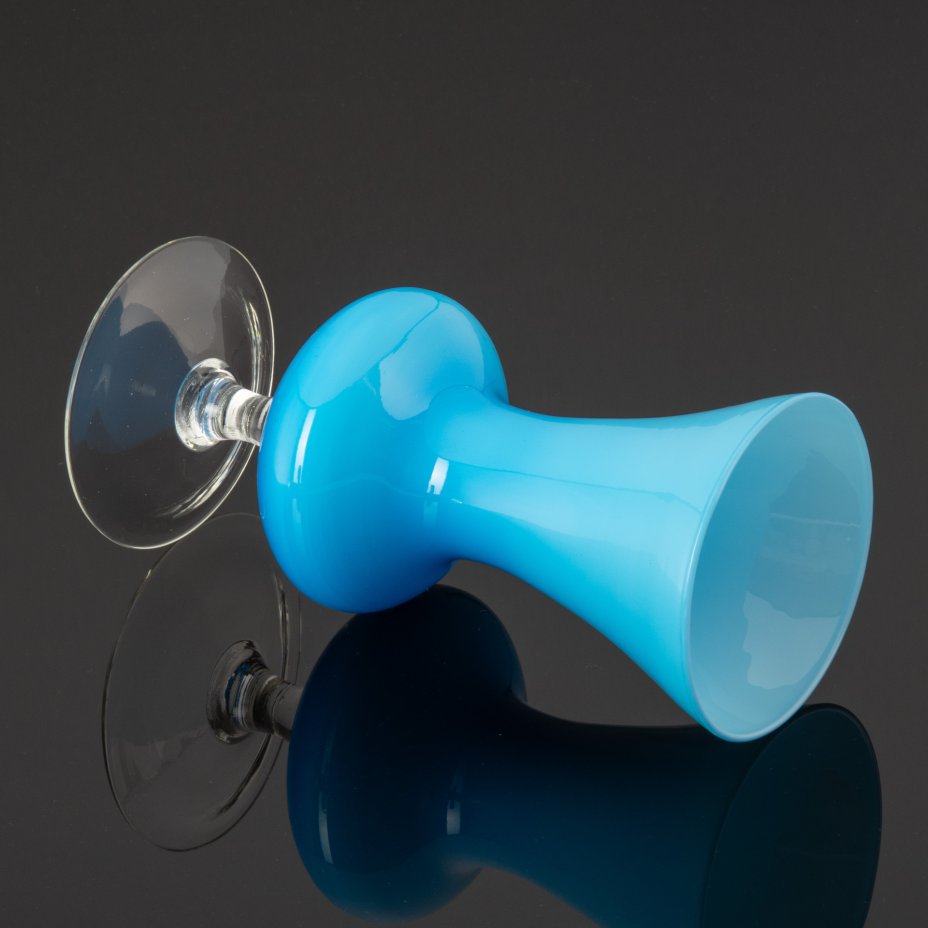 Ваза бледно голубого цвета на прозрачной ножке, стекло, опаловое ...