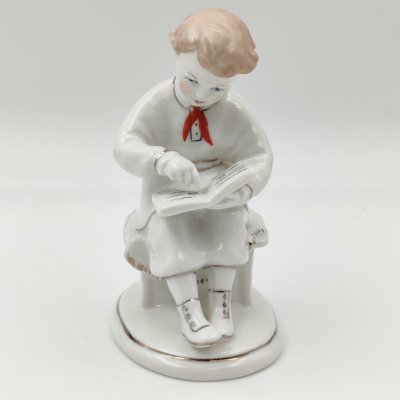 купить Статуэтка "Юный Ленин", скульптор С. Б. Велихова, фарфор, роспись, Ленинградский фарфоровый завод (ЛФЗ), СССР, 1960-1970 гг.