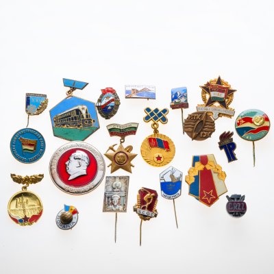 купить Набор начинающего фалериста: подборка 20-ти значков стран соцлагеря, Европа-Азия, 1950-1980 гг.