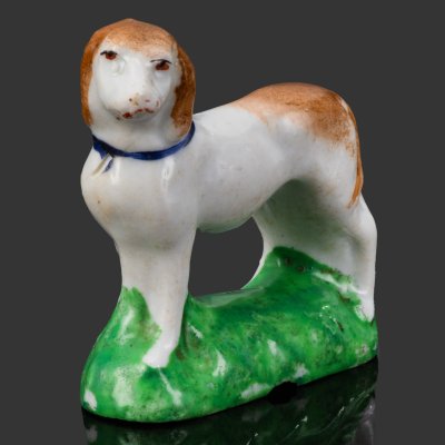 купить Статуэтка "Собака с коричнево-белым окрасом", частный завод Гжели, фарфор, роспись, Российская империя, 1880-1910 гг.