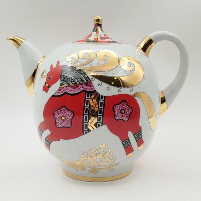 купить Чайник доливной "Красный конь" ("Златогривый конь"), автор формы "Новгородская" Криммер Э.М., автор росписи Воробьевский А.В., фарфор, роспись, золочение, Ленинградский фарфоровый завод (ЛФЗ), СССР, 1970-1992 гг.