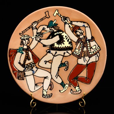 купить Декоративное настенное блюдо «Гуцульский танец», керамика, роспись, глазурь, Львовская керамико-скульптурная фабрика (ЛКСФ), СССР, 1970-1980 гг.