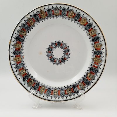 купить Тарелка обеденная, украшенная геометрическим орнаментом, фаянс, деколь, Товарищество М.С. Кузнецова в Твери, Российская империя, 1889-1900 гг.