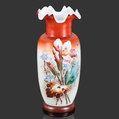 купить Ваза с фестончатым краем, украшенная изображением пестрых цветов, стекло, (молочное), гутная техника, роспись, Европа, 1900-1920 гг.