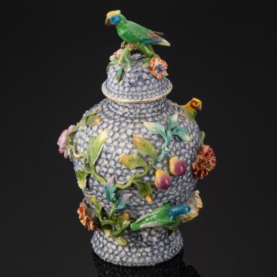 купить Ваза "Бульденеж" с декором в виде фруктов и фигур попугаев, фарфор, лепка, роспись, Западная Европа, 1890-1920 гг.