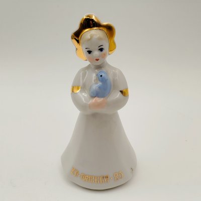 купить Статуэтка фестивальная "Катюша с голубем" (XII-Москва-85), фарфор, роспись, золочение, Дулевский фарфоровый завод (Дулёво), СССР, 1968-1991 гг.