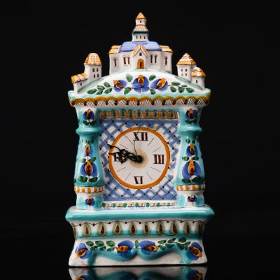 купить Часы каминные в русском стиле, украшенные домиками и цветочным декором, автор Петров В.А. (1934-1995), исполнитель Нечаева А.Ю., керамика, майолика, роспись, Объединение «Гжель», СССР, 1980-1990 гг.